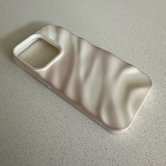 white 3D ripple iphone case - Picture 2 of 3